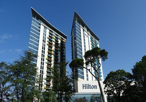 Το Hilton θα φέρει το IoT smart home στα δωμάτια του ξενοδοχείου του