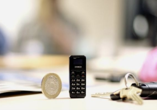 Zanco tiny t1: Tο μικρότερο τηλέφωνο παγκοσμίως, με μέγεθος όσο ένα USB