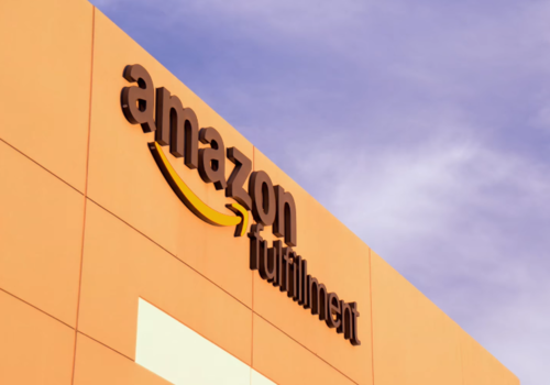 Η Amazon αυξάνει τον κατώτατο μισθό για τους Αμερικανούς εργαζομένους