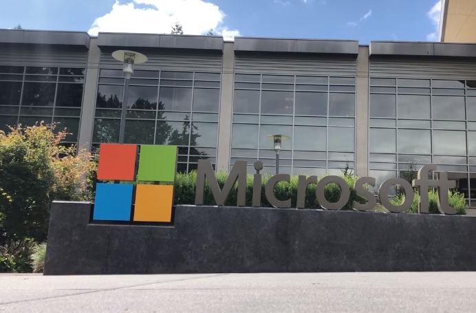 Η Microsoft ενίσχυσε τα έσοδα της χάρη στις υπηρεσίες Surface, Xbox και cloud