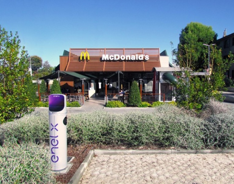 Η Enel X θα τοποθετήσει 200 σταθμούς φόρτισης ηλεκτρικών οχημάτων έως το 2021 στα McDonald's της Ιταλίας