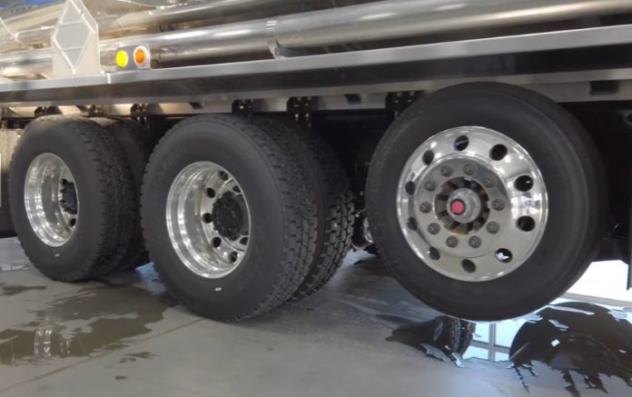 Γιατί οι πίσω τροχοί του φορτηγού δεν αγγίζουν την άσφαλτο;