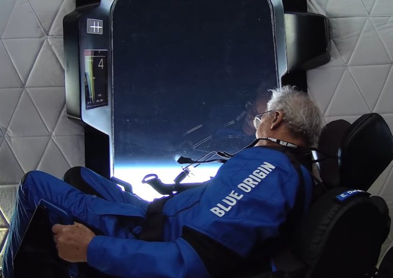 Το διαστημόπλοιο New Shepard της Blue Origin επέστρεψε από επανδρωμένη πτήση