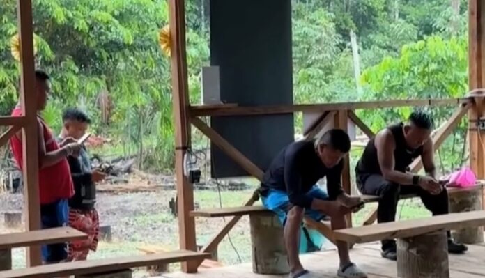 Εθισμός των ιθαγενών Μαρούμπο στο διαδίκτυο μέσα σε 9 μήνες