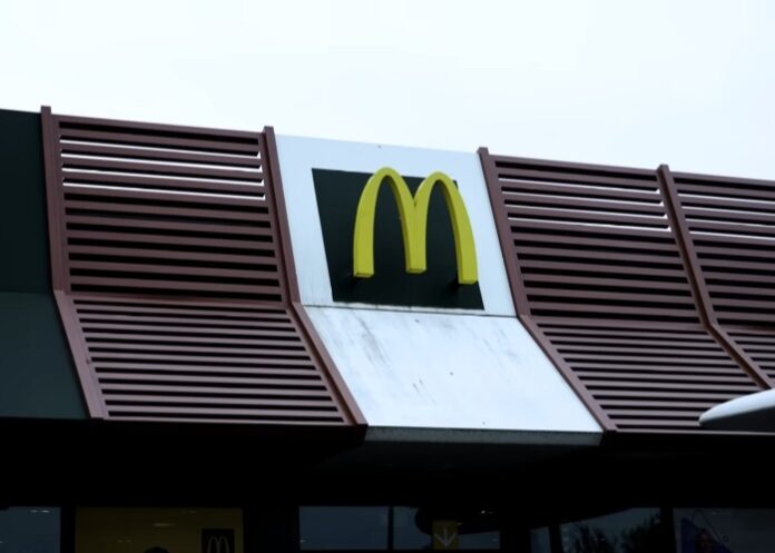 Η McDonald's διέκοψε τις δοκιμές με τεχνητή νοημοσύνη στα McDrive μετά από σειρά λαθών