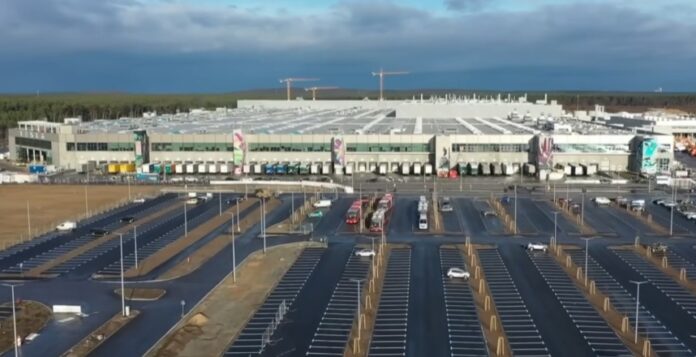 Η Tesla συνδέει την επέκταση του εργοστασίου με την κατάσταση της αγοράς