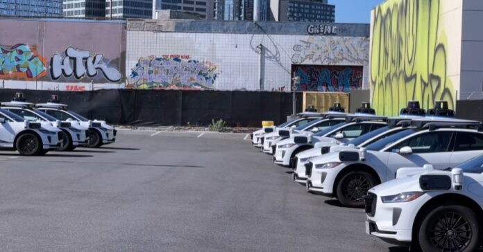 Τα robotaxis της Waymo κορνάρουν το ένα στο άλλο στο χώρο στάθμευσης