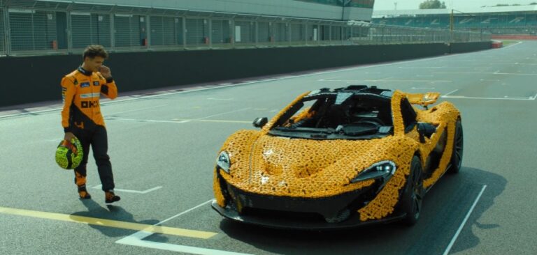 Ο οδηγός της Φόρμουλα 1 οδηγεί μια Lego McLaren στο Silverstone