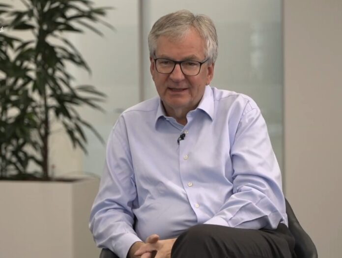 Ο πρώην διευθυντής της Daimler Truck υποστηρίζει τις υψηλές τιμές βενζίνης