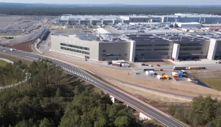 Συνθήκες και εργασιακό άγχος στο εργοστάσιο της Tesla στη Γερμανία