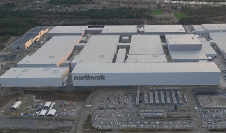 Η Northvolt συνεχίζει τη λειτουργία της παρά τα οικονομικά προβλήματα