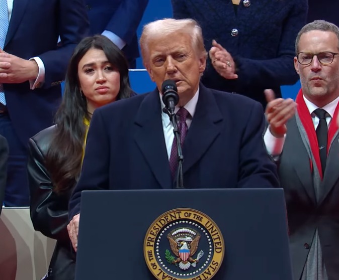 Ο Τραμπ σταματά τις προδιαγραφές για τα ηλεκτρικά αυτοκίνητα και ανακοίνωσε πτήση στον Άρη