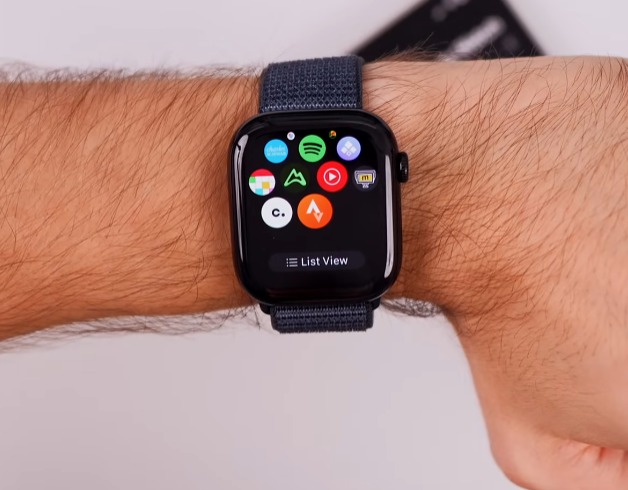 apple-watch-kapoioi-foroun-to-smartwatch-ston-astragalo-anti-gia-ton-karpo Apple Watch: Κάποιοι φορούν το smartwatch στον αστράγαλο αντί για τον καρπό
