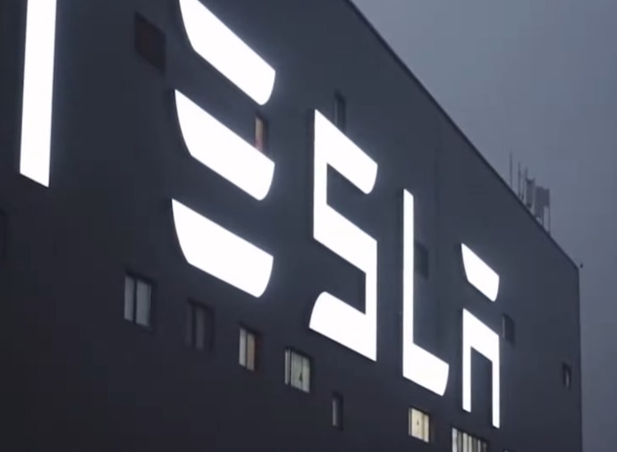 Tesla: Επιθετικές νομικές ενέργειες κατά επικριτών στην Κίνα