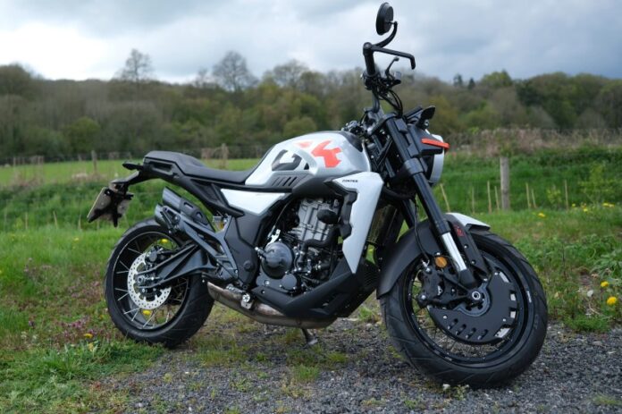 Zontes GK350 κριτική: Μια μοτοσυκλέτα που κλέβει την παράσταση ή απλά φανταχτερή;