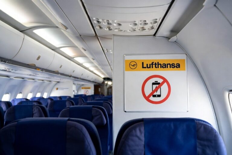 Η Lufthansa απαγορεύει τη φόρτιση συσκευών μέσω powerbank εν πτήσει