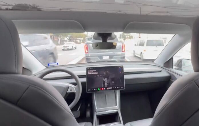 Η Tesla λανσάρει ρομποτικά ταξί χωρίς επίβλεψη