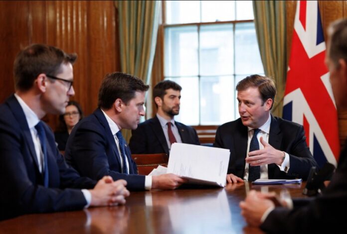 Η βρετανική κυβέρνηση εξετάζει ελάχιστη ηλικία για τα social media – πίεση από το Κοινοβούλιο