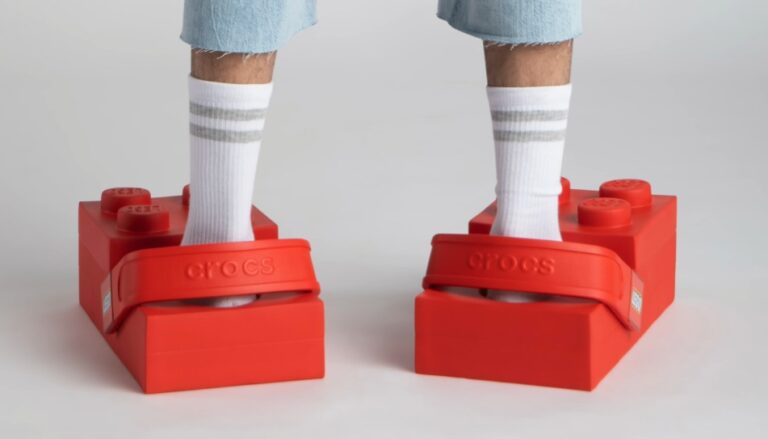 Lego και Crocs λανσάρουν το Lego Brick Clog: παπούτσι-συλλεκτικό στα 200€ με design από τουβλάκια