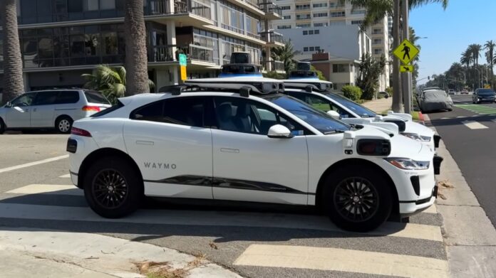 Κενό ασφαλείας στα αυτόνομα αυτοκίνητα: Πως απλά σήματα εκτρέπουν τα Waymo Robotaxis