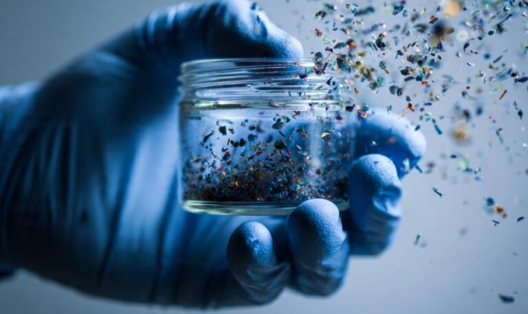 Πως τα εργαστηριακά γάντια παραμορφώνουν τα δεδομένα για τα μικροπλαστικά